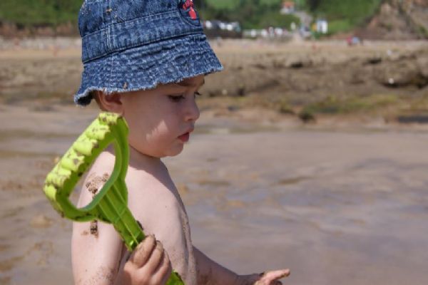 Hugo jugando en una playa cercana
