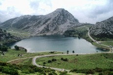 Lagos de Covadonga cercanos a apartamentos Correhuela