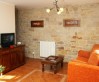 Salón con pasillo de piedra en apartamentos rústicos de villaviciosa