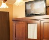 Habitación con armario y televisión de los apartamentos rurales en villaviciosa